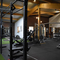 Übungsstangen und Ringe im Fitnessstudio Zig-Zag